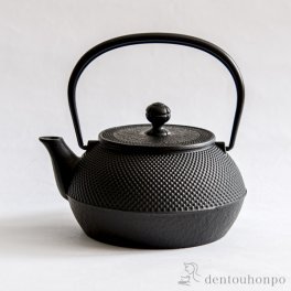 岩鋳 南部鉄器 鉄瓶 7型 特製アラレ紋 内面釜焼・外面黒焼付仕上げ IH対応 900ml ( 岩鋳 即日発送 南部鉄器 日本製 鉄分摂取 鉄瓶 IH対応 やかん 南部鉄器 結婚 出産 内祝い 引き出物 金婚式 誕生日プレゼント 還暦祝い 古希 喜寿 米寿 退職 定年 プレゼント ) 