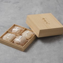 弁才天 贈答用化粧箱 季節のフルーツ大福（4個入り）