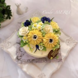 黄色いリアルフラワーのケーキ（バタークリームケーキ、チーズケーキ味）