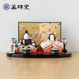 薬師窯 錦彩風雅桜親王雛 2535 雛人形 コンパクト モダン ひな人形 おしゃれ かわいい 陶器 雛祭り 玄関 マンション 縁起  出産祝 誕生日 プレゼント  伝統工芸・陶器の和遊感
