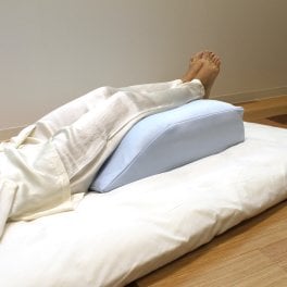 足枕 お疲れ足の休息クッション 寝具 足まくら 快眠 安眠 日本製 健康グッズ 足の疲れ クッション 休息 足用 あしまくら 足クッション リラックス