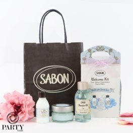 SABON(サボン) 【デリケート・ジャスミン ギフトセット A】 シャワーオイル + ボディスクラブ + シルキーボディミルク + ダリアコサージュ (ラッピング済)ギフト ボディケア コスメ 化粧品 デパコス ギフト プレゼント ブランド 高級 女性 人気 ラッピング ブーケ 母の日 ホワイトデー クリスマス 誕生日 彼女　感謝