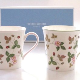 ウェッジウッドWEDGWOOD　ワイルドストロべリーカジュアル　ピンク＆グリーン　マグ　ペア（ペアブランドボックス付き）【御結婚御祝・内祝・新築御祝・還暦御祝・御礼・寿・ギフト包装可能】