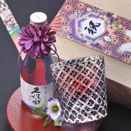 退職 異動 名入れ 酒セット 喜寿 古希 お祝い  切子硝子 オールドグラス 江戸菱角 紫 久保田 純米吟醸 水色ボトル 300ml セット リボン 花コサージュ付き