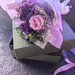 プリザーブドフラワー／魔法界からの魔法発動中シリーズ／紫のミニ薔薇と小花の花束BOX