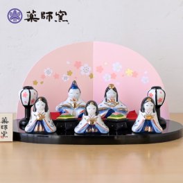 薬師窯 染錦弥生飾り雛（平飾り）2663 雛人形 コンパクト モダン ひな人形 おしゃれ かわいい 陶器 雛祭り 玄関 マンション 縁起  出産祝 誕生日 プレゼント  伝統工芸・陶器の和遊感