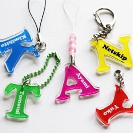 イニシャルキーホルダー 【名入れ無料】【メール便対応】【1つからOK】【卒部/卒団/卒業記念品】