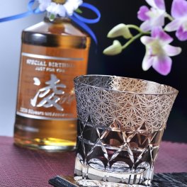 退職 異動 名入れ SXX 酒セット 切子 デコボトル ウイスキー キリンウイスキー 陸 500ml & オールドロックグラス トラピゾイド リボン・コサージュ付 ギフトBOX入り / プレゼント ギフト 退職 記念 誕生日 還暦 古希 喜寿 傘寿 米寿 緑寿 早寿 長寿 祝い 赤 紺 紫 選べるカラー 国産ウイスキー