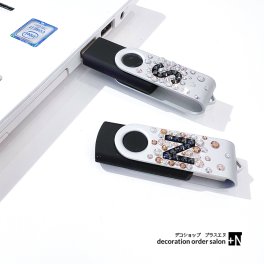 イニシャル入り USBデコレーション キラキラUSBメモリー USBメモリ イニシャル入りデコレーション キラキラUSB BUFFALO 360°回転式 ストラップホール付き USBメモリー 32GB プレゼントにおすすめ ギフト お仕事が楽しく 選べるカラー 自分の目印にＵＳＢデコ