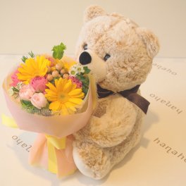 【ぬいぐるみ】「花束を抱えたマックス」【イエローブーケ】喜ぶ顔が目に浮かぶニッコリ笑顔のクマちゃんと花束、誕生日や記念日などお祝いにおすすめです。