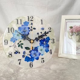 ◆人気のギフト 押し花 花時計 φ18cm 【ブリリアント・サファイア 掛時計 置時計】 押し花をレジンでコーティングしたハンドメイドの可愛い花時計！