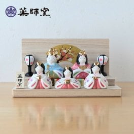 薬師窯 彩絵華小紋雛 (平飾り) 2637 雛人形 コンパクト モダン ひな人形 おしゃれ かわいい 陶器 雛祭り 玄関 マンション 縁起  出産祝 誕生日 プレゼント  伝統工芸・陶器の和遊感