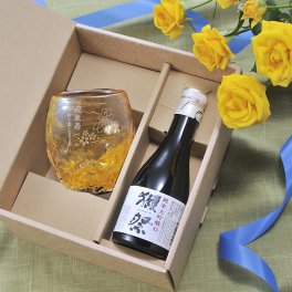 退職 異動 名入れ SXX 酒セット 日本酒 獺祭 純米大吟醸 45 180ml & 琉球ガラス 源河源吉 1カラータルグラス 黄 ギフトBOX入り / プレゼント ギフト 退職 記念 誕生日 傘寿 米寿 長寿 祝い 80歳 88歳 金茶 イエロー 日本製 沖縄
