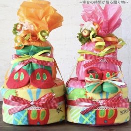 【送料無料】はらぺこあおむし グッズ おむつケーキ ２段 ソックス | 出産祝い 赤ちゃん 出産 ギフト プレゼント お祝い 男の子 女の子 オムツケーキ ダイパーケーキ ベビーカー 刺繍 タオル 腹ペコ青虫 キャラクター ラッピング 贈り物 名入れ