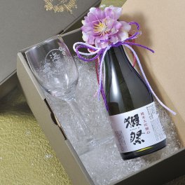 退職 異動 名入れ SXX 酒セット グラス 日本酒 獺祭 純米大吟醸 45 180ml & おまかせワイングラス 紐リボン・コサージュ付 ギフトBOX入り / プレゼント ギフト 退職 記念 誕生日 還暦 古希 喜寿 傘寿 米寿 緑寿 早寿 長寿 祝い