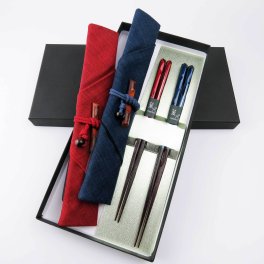 【彫刻名入れ】★送料無料★天然木削り塗り分け「田園」☆箸袋(紺・赤)梅小枝箸置き夫婦セット【結婚式・引き出物 還暦 古希 お祝い 内祝 贈り物 誕生日】