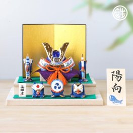 【手書き名入れ木札無料特典付き】 五月人形 兜飾り 染錦出世兜 二段飾り こどもの日 端午の節句 初節句 インテリア 赤ちゃん ベビー コンパクト お店 ディズプレイ 祖父母 孫 お祝い ミニチュア 小さい 陶器製 by 結納屋 長生堂 