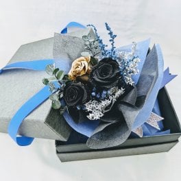 プリザーブドフラワー／黒薔薇の魔法発動中シリーズ／ミニ黒薔薇とゴールドローズの花束BOX／黒執事からの贈り物