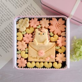 桜クッキー缶/きみと季節のとなりに「ハリネズミさんの桜便り」 (クッキー クッキー缶 メッセージ 洋菓子 お菓子 スイーツ 焼き菓子 誕生日 記念日 お祝い バースデー プレゼント ギフト 贈り物 手土産 映え かわいい 可愛い おしゃれ 動物 送別 ホワイトデー 桜 詰め合わせ 美味しい 缶入り おやつ 友達 子供 女友達 女性 彼女 彼氏 妻 母 娘 息子 孫 ラッピング) 