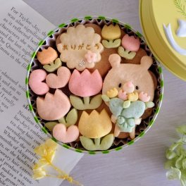 手のひら缶/きみと季節のとなりに「ありがとう」 (クッキー クッキー缶 メッセージ 洋菓子 お菓子 スイーツ 焼き菓子 誕生日 記念日 お祝い バースデー プレゼント ギフト 贈り物 手土産 ミモザ かわいい 可愛い おしゃれ 動物  送別 ホワイトデー 母の日 花束 詰め合わせ 美味しい 缶入り おやつ 友達 子供 女友達 女性 彼女 彼氏 妻 母 娘 ラッピング) 