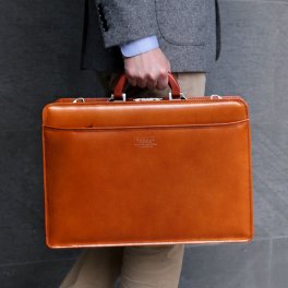 ダレスバッグ 本革 メンズ ビジネス 黒 日本製 サドル 牛革 木手 大開き ドクターズ ローヤーズ バッグ ブラック ショルダー 斜めかけ 通勤 ファイル おしゃれ 仕事 パソコン 書類 鞄 かばん ギフト プレゼント 4FB (07000449r)