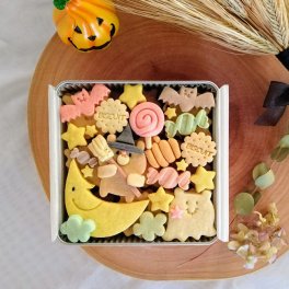 ハロウィンクッキー缶/きみと季節のとなりに「スイーツなハロウィンの夜」 (クッキー クッキー缶 ハロウィン 洋菓子 お菓子 スイーツ 焼き菓子 誕生日 記念日 お祝い バースデー プレゼント ギフト 贈り物 手土産 映え かわいい 可愛い おしゃれ 動物 アニマル バタークッキー 詰め合わせ 美味しい 缶入り おやつ 友達 子供 女友達 女性 彼女 妻 母 娘 息子) 