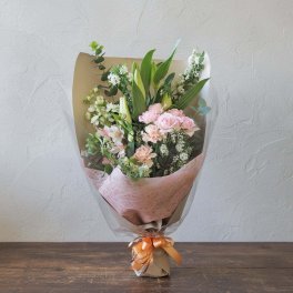 【やわらかいピンクの花束】送別会に！お疲れ様でした！【お祝い】バラ ユリ 季節のお花 フラワー ブーケ 入学 卒業 上司 両親 母親 お祝い 発表会 母の日 就職祝 引越し祝い 新築祝い 結婚記念日 誕生日 出産祝い 退職 女性 ギフト プレゼント かわいい 清楚 シンプル 上品