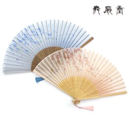 ★名入れ対応『【女性用扇子】喜美（きみ）扇子袋セット(2色・紙箱入り)』※桐箱刻印不可　名入れ 母の日 おしゃれ 可愛い 和風 プレゼント お祝 誕生日 記念日 お礼 還暦 古稀 喜寿 傘寿 米寿 日本土産 海外 敬老の日 周年記念 結婚祝 成人 退職祝 ノベルティ