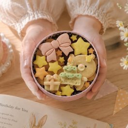 手のひらクッキー缶/「HappyBirthday」くま (クッキー クッキー缶 メッセージ 洋菓子 お菓子 スイーツ 焼き菓子 誕生日 記念日 お祝い バースデー プレゼント ギフト 贈り物 手土産 映え かわいい 可愛い おしゃれ 動物 アニマル ブーケ缶 バタークッキー 詰め合わせ 美味しい 缶入り おやつ 友達 子供 女友達 女性 彼女 彼氏 妻 母 娘 ラッピング) 