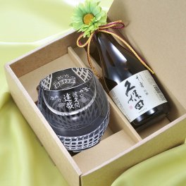 退職 異動 名入れ ギフト SXX 酒セット 日本酒 久保田 千寿 吟醸 300ml & 切子 セミクリスタル 丸型ロックグラス 黒 紐リボン・コサージュ付 ギフトBOX入り / プレゼント ギフト 退職 記念 誕生日 長寿 祝い ブラック