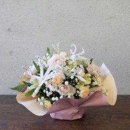 【可愛いアレンジメント】やわらかピンク【大切な方へ】バラ 恋人 上司 両親 お祝い プロポーズ 結婚祝い 開店祝い 開業祝い 発表会 送別会 引越し祝い 新築祝い 結婚記念日 誕生日 退職祝い 女性 男性 ギフト プレゼント 豪華 上品 華やか 黄色いバラ 赤いバラ