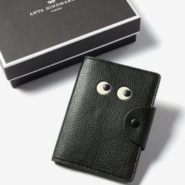アニヤ ハインドマーチ ANYA HINDMARCH Passport Case Eyes in Black Capra with Shiny Capra アイズ パスポート ケース 50509251