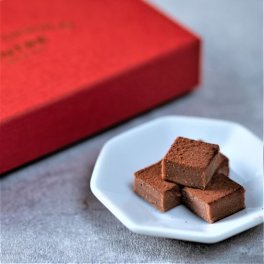 生チョコ ミルクチョコ（紙袋つき）※ただいまの期間青箱でのお届けとなります。お返し お菓子 内祝い お取り寄せ プレゼント 人気 お配り 手土産 日持ち 結婚祝い 出産祝い 敬老の日 退職祝い 記念日 引越 引っ越し祝い 送別会 就職祝い 出産内祝い お見舞い 快気祝い 母の日 父の日 お中元 お歳暮 寒中見舞い 暑中見舞い クリスマス バレンタインデー ホワイトデー