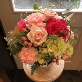 ☆カーネーションのアレンジメント☆お花　花　生花　花束　フラワー　アレンジメント　ドライフラワー　プレゼント　ギフト　贈り物　お祝い　誕生日 母の日　父の日　結婚祝い　出産祝い　バレンタインデー　ホワイトデー　記念日　敬老の日　結婚記念日 彼氏　彼女　送別　退職　入学　卒業　開店祝い　周年祝い