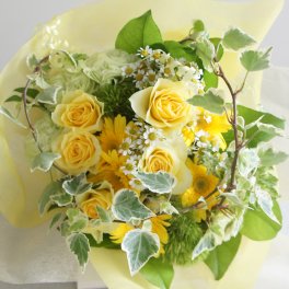即日発送 誕生日やお祝いに！フレッシュで爽やかさと癒しとエネルギーを感じる生花のブーケ！手にした人が元気になりますよ花束　ＺＯＲＩＩ【季節のお奨め】フレッシュな花束プレゼント/生花フラワー/ギフト/誕生日/結婚祝い/バレンタイン/ホワイトデー/お見舞/歓送迎/新築祝い/母の日/結婚記念日/ウエディング/黄色/幸福/父の日/敬老の日/お中元/お歳暮