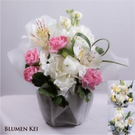 送料無料 お供え花 仏花 花 生花 【お線香付き】3色のお供えアレンジメント／メッセージカード無料 画像配信 ギフト プレゼント お盆 初盆 お供え お彼岸 ご霊前 一周忌 三回忌 月命日 法事 仏壇 洋風 お仏壇 お悔やみ アレンジ ペット 和風 供花 誕生日 アレンジメント 供花 弔電 線香