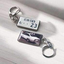 ナンバープレート キーホルダー 写真入り 父の日 購入日 誕生日 名前 車種 車購入 駐車場 記念品 名入れ オリジナルグッズ おしゃれ 車好きギフト カー用品 人生最後の車 生涯最後 お別れの日 トヨタ 日産 ホンダ スバル マツダ 三菱 スズキ ダイハツ 複数購入可 母の日 退職祝い 退職記念 贈り物 男性 父 親子 上司 職場
