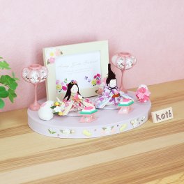 【手書き名入れ木札無料特典付き】 雛人形 お雛様 koti写真立て付花舞台 ひな祭り 初節句 インテリア 赤ちゃん ベビー コンパクト お店 ディズプレイ 祖父母 孫 お祝い ミニチュア 小さい ちりめん細工 by 結納屋 長生堂 