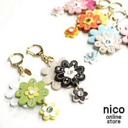 Happy トリプル フラワー お花 キーホルダー 日本製 本革 キラキラスワロフスキー レディース 大人 かわいい おしゃれ 女性 キーリング ストラップ バッグチャーム レザー 革 アクセサリー 車 鍵 プレゼント 雑貨 ブランド