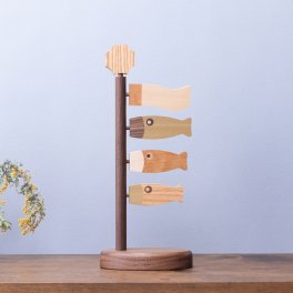 [ yuunagi シリーズ ] 木製 こいのぼり ( M ) 高さ36.5cm 室内 卓上 置物 ミニ 初節句 端午 節句 こどもの日 五月飾り 鯉のぼり 男の子 赤ちゃん ベビー 出産祝 誕生祝 内祝 日本製 かわいい おしゃれ 自然塗料 天然木 【2024年度分 予約販売】