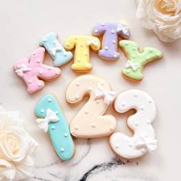 リボンドット　アルファベット　数字 アイシングクッキー 淡色 可愛い 誕生日 プレゼント ケーキ オーダー 推し活 グッズ 韓国 名入れ ケーキデコレーション 選べる9色 デビュー記念