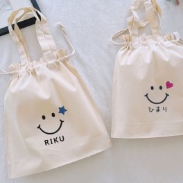 ＼ 名入れ ／ 持ち手付き 巾着 体操服袋 スマイル 男の子 女の子 にこちゃん かわいい 入園準備 入学準備 卒園記念品 名入り 着替え袋 体操服入れ ナップサック 幼稚園 保育園 小学生 卒園 卒団 記念品 入園 ギフト 出産祝い