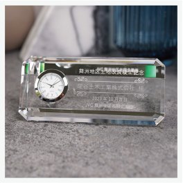 名入れクリスタル時計 レクタングル　横長 ★日本製の時計を使用〔保証付★電池交換OK★ゴールドかシルバーからお選びください〕置時計 誕生日  出産祝 新築祝 開店祝 周年記念 開業祝 昇進祝 金婚式 銀婚式 表彰状 社内表彰 還暦祝 退職祝