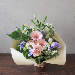 【可愛いアレンジメント】ほんのりピンク【大切な方へ】恋人 上司 両親 お祝い プロポーズ 結婚祝い 開店祝い 開業祝い 発表会 送別会 引越し祝い 新築祝い 結婚記念日 誕生日 退職祝い ギフト プレゼント 豪華 母の日