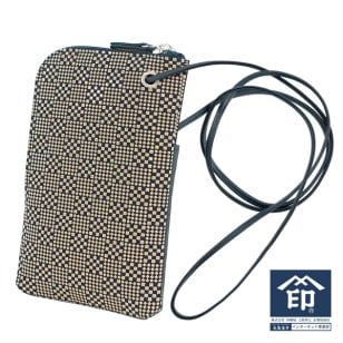 印傳屋 印伝 甲州印伝 上原勇七 スマホポシェット スマホケース スマホポーチ 5027 変わり市松小 紺地×白漆 縁起物メンズ レディース 鹿革 本革 レザー 携帯電話 ショルダー 斜め掛け 和柄 特注カラー ブランド 冬ギフト クリスマス プレゼント お歳暮 贈り物 YM01