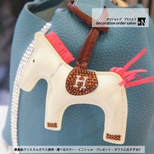 完売続出　スワロフスキーイニシャル入りロデオチャーム　お馬モチーフ大人気ロデオチャーム 豪華なスワロフスキーイニシャル入りバージョン お洒落なバイカラー全１４色 バックチャームにピッタリ プレゼントにも喜ばれます