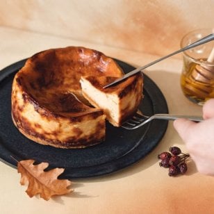 濃蜜チーズケーキ はちみつ付き 無添加 2026 人気 秋 敬老の日 冷凍便 スイーツ チーズ好き パルミジャーノレッジャーノ ラクレットチーズ お母さん 義母 贅沢 内祝い お礼 お返し 誕生日 ギフト プレゼント メッセージカード 贈り物 送別会 お年賀 結婚祝い 出産内祝い  敬老の日 父の日 母の日 GiftBOXなし