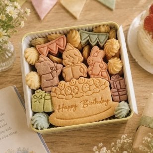 【誕生日・お祝い・ギフト】クッキー缶｜きみと季節のとなりに「HappyBirthday」(クッキー メッセージ 洋菓子 お菓子 スイーツ 焼き菓子 記念日 バースデー プレゼント 贈り物 手土産 映え かわいい 可愛い おしゃれ  動物 アニマル くま うさぎ 成人の日 詰め合わせ 物語 美味しい おやつ サプライズ ラッピング 友達 子供 孫 女友達 女性 彼女 娘 甥っ子 姪っ子) 