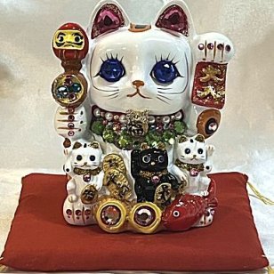 【招き猫がパワーアップ！】ゴージャス デコレーション 招福招き猫：Mサイズ（貯金箱）【贈り物に】猫 ねこ cat キャット デコレーション 置物 風水 鯛 俵 まねきねこ ラインストーン キラキラ 商売繁盛 開店祝い 合格祈願 御祝 内祝 縁起物 誕生日 記念日 母の日 お祝い 贈り物 プレゼント ギフト 可愛い かわいい