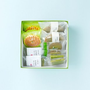 老舗茶舗の宇治抹茶焼き菓子5種10個詰合せ【御礼・内祝い】／ 抹茶 マドレーヌ バウムクーヘン ヴァッフェル ラングドシャ クッキー 抹茶スイーツ 焼き菓子詰め合わせ 洋菓子 和菓子 お菓子 感謝 お見舞い 手土産 慶事 弔事 誕生日 結婚祝い 結婚内祝い 出産祝い 出産内祝い 結婚記念日 卒業記念品 還暦祝い 古希祝い 喜寿祝い 米寿祝い 祖父 祖母 父 母 両親 お中元 父の日